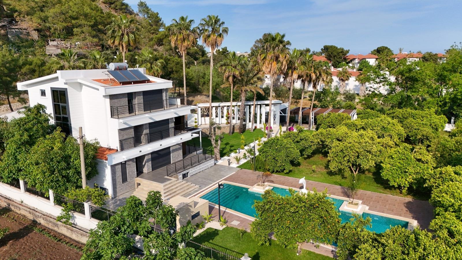 Эксклюзивная триплекс-вилла 500 м² на участке 30 соток всего в 250 м от моря — Кемер / Чамьюва (Анталья) 2